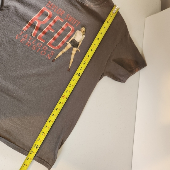 Taylor Swift Official Merch RED Album Taylors Version TV T-Shirt Womens Medium - Picture 9 of 10